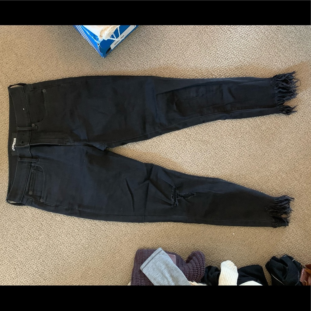 Black cropped jean with frayed cuff